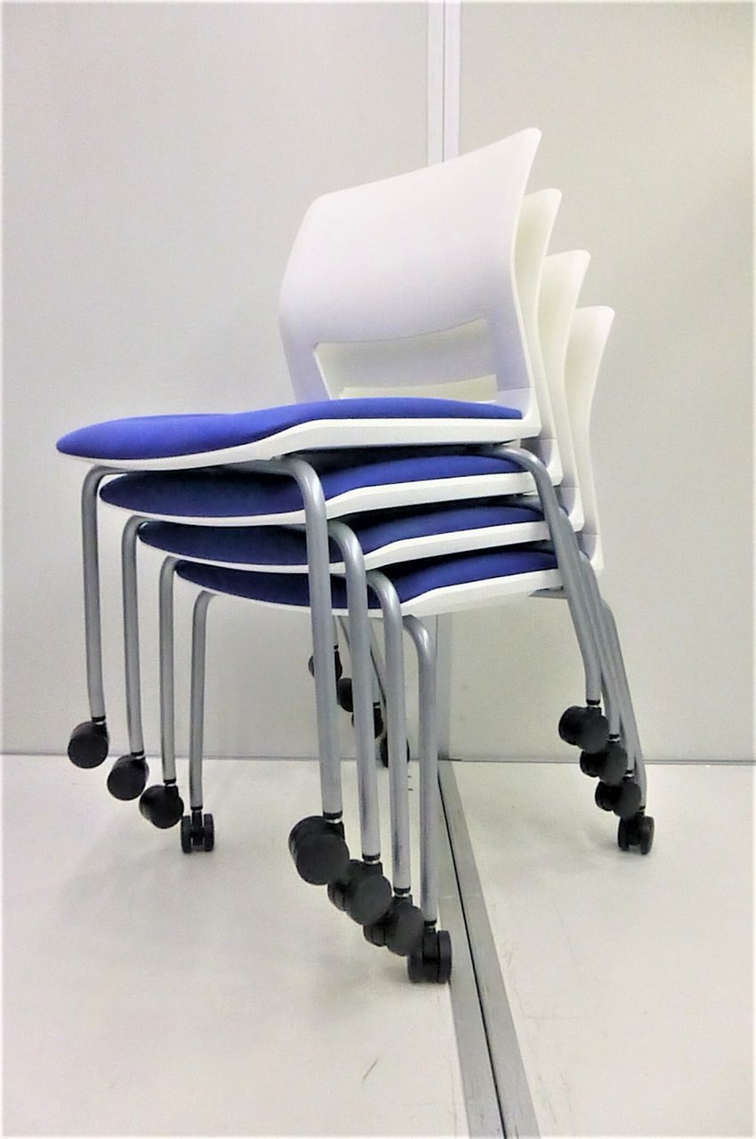 【KS】【6台入荷！】コクヨ製のスタッキングチェア　ブルーカラー
                        その他シリーズ
                                    中古
            