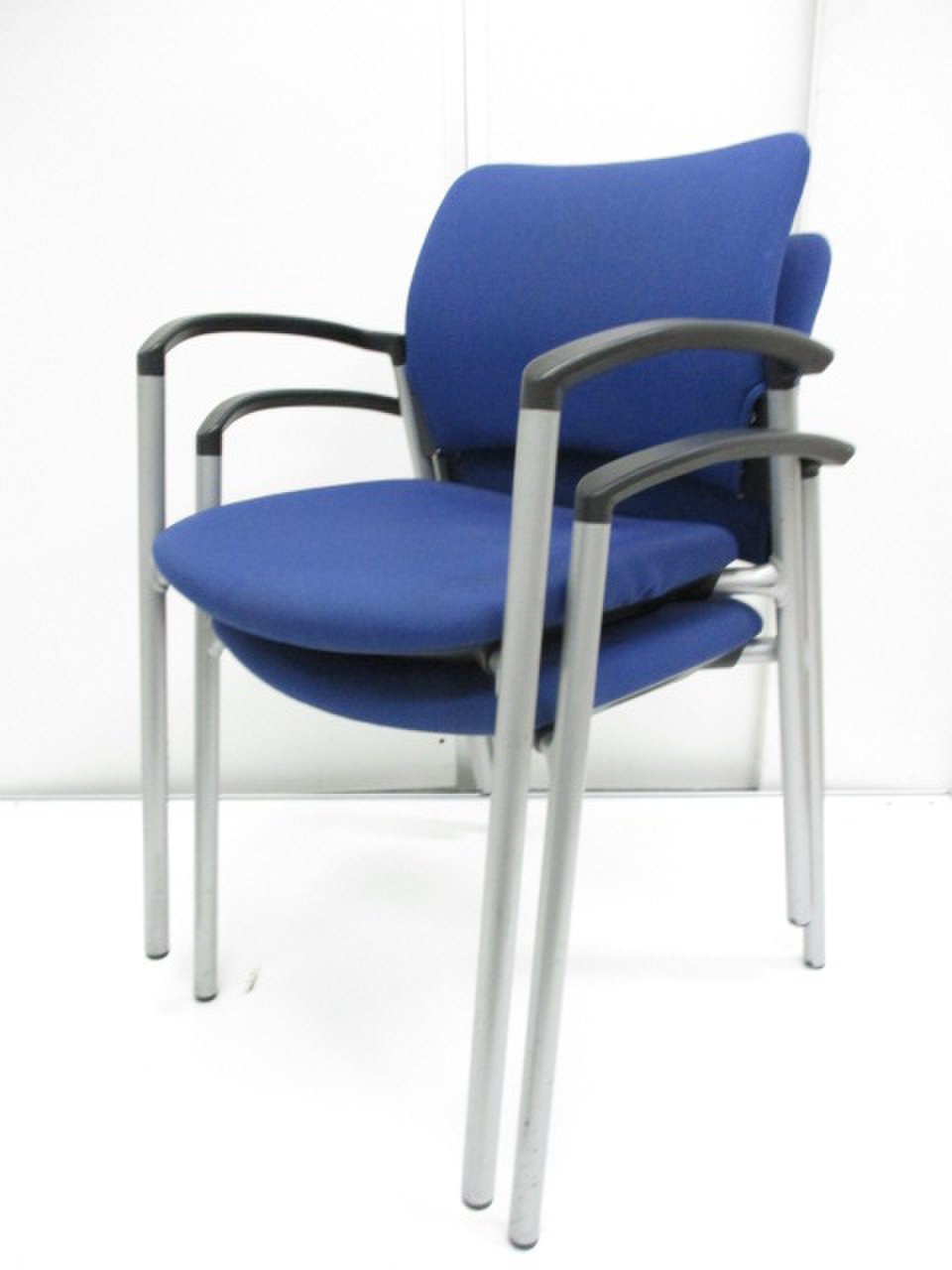 【2脚セット】チェアを重ねて収納できます！珍しい2脚セット入荷
                        8147シリーズ 
                                    中古
            