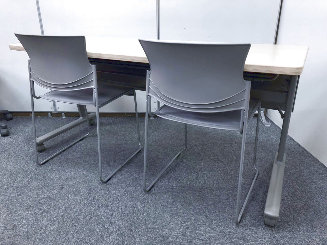 【セット価格でお得！！】ナチュラルテーブル+スタッキングチェア入荷！会議などに是非！
                        N
                                    中古
            