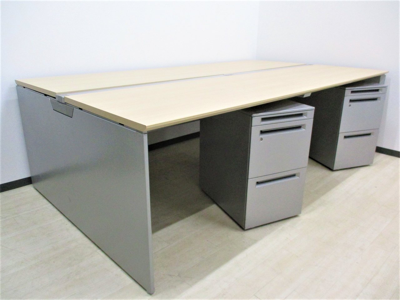 【人気ナチュラル天板！】【デスク×1島、シルバーワゴン×4台のセット！】今流行りのフリーアドレス、大人気のシリーズが入荷です！各色、各サイズございますので、ご相談ください！増設可能
                        プロユニットフリーウェイ 
                                    中古
            