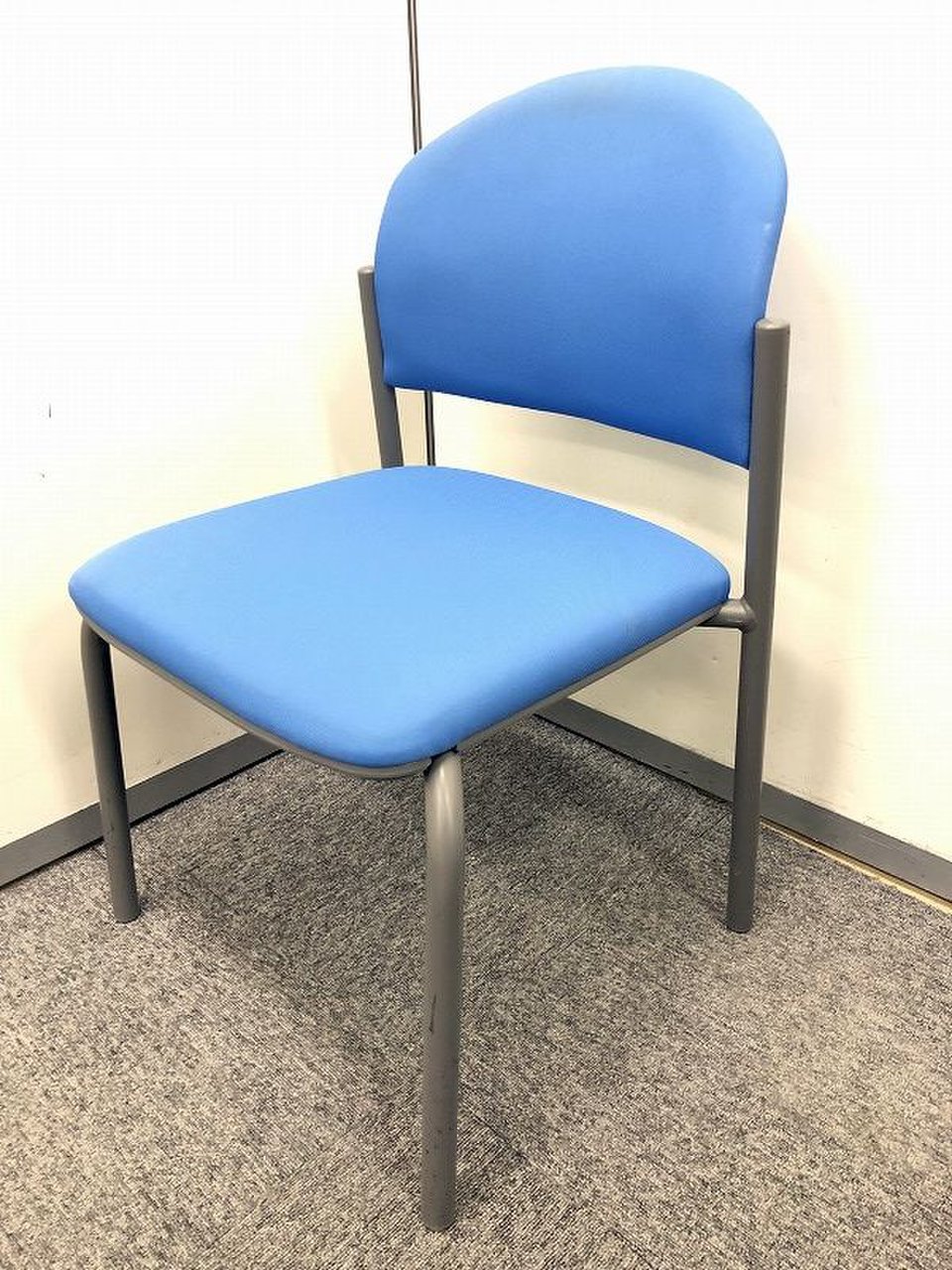 【1脚販売】【大量入荷！】ふかふかで座り心地抜群！状態も良好です！
                        No.2300 
                                    中古
            