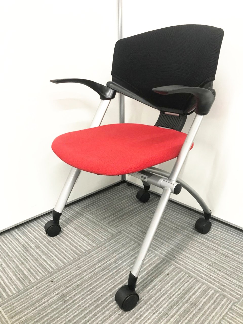 【珍しい肘付き仕様！】レッド×ブラックの配色がお洒落です！
                        コルサ 
                                    中古
            