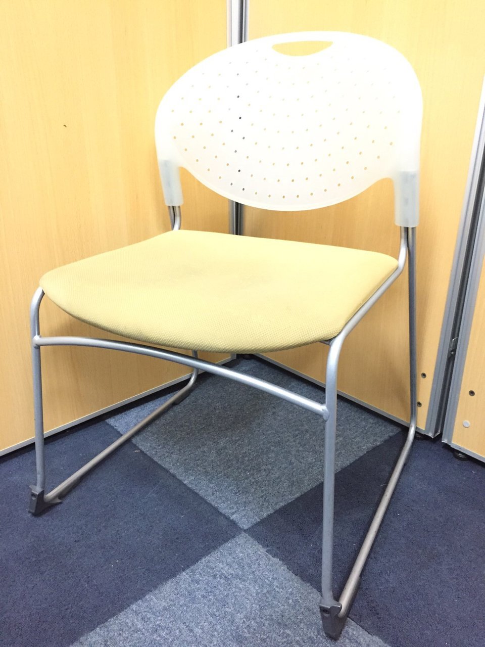 【使用感ありのためお安く!!】イトーキ製　クリケットチェア　かわいらしいデザインで重ねて収納！！
                        クリケット 
                                    中古
            