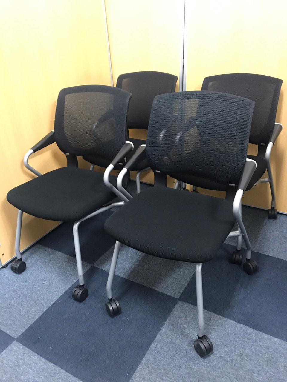 【人気の4脚セット!!】【創造的なコミュニケーションを積極支援する!!】コクヨ製 サテリテチェア
■畳んで収納可能!!　軽量で会議後の後片付けがスムーズです!!
                        サテリテ
                                    中古
            