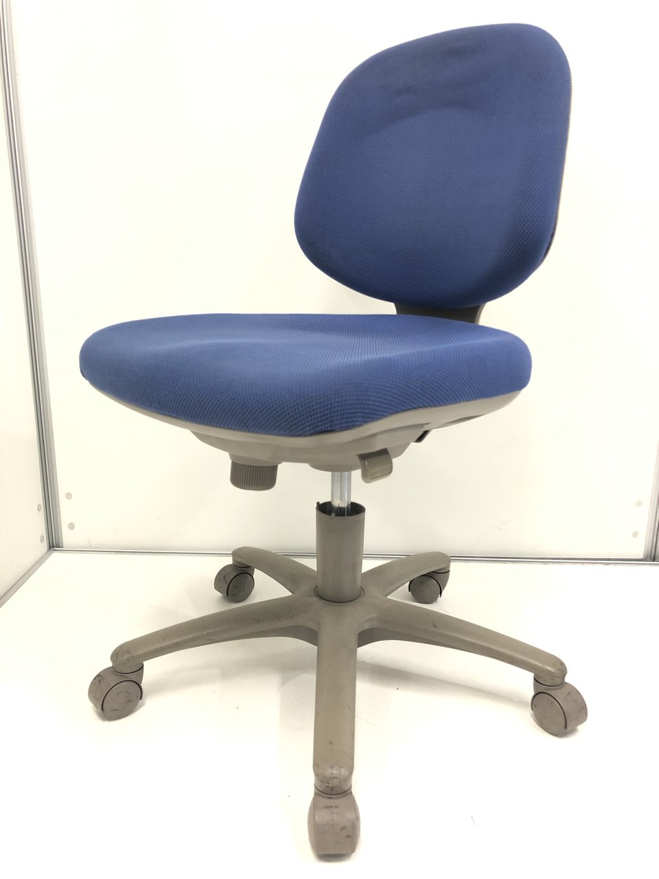 【おつとめ品】【限定一脚】【背面キズ有に伴い、特別価格】オカムラ製のSXチェア入荷　◆ブルー　◆ナイロンキャスター
                        SX 
                                    中古
            