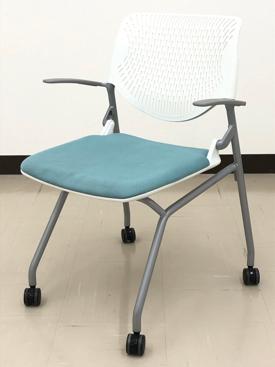 【お値段見直し！】【今なら12脚揃います！】珍しい肘掛付きのミーティング用！■セージ色【RP】
                        ルナ 
                                    中古
            