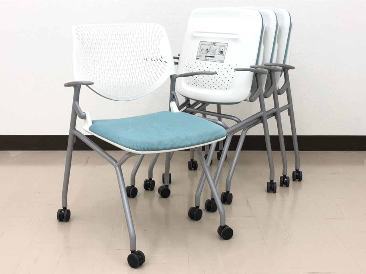 【お値段見直し】【4脚セットで10％OFF！】珍しい肘掛付きのミーティング用！■セージ色【RP】
                        ルナ 
                                    中古
            