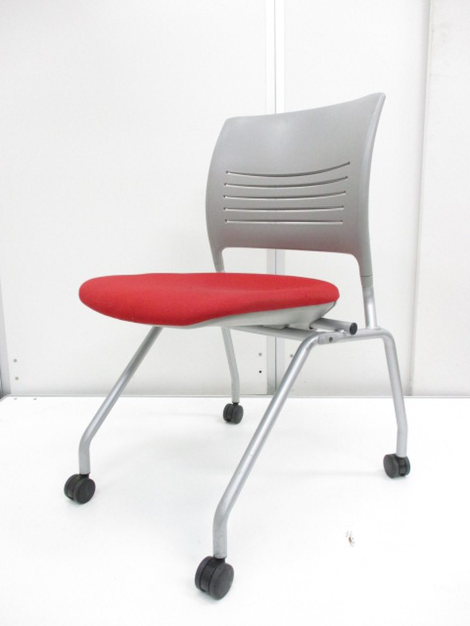 【会議室の、必需品】重ねて、スムーズに移動できます。便利なネスティングチェア!!【オカムラ/エレナⅡ】
                        エレナⅡ 
                                    中古
            