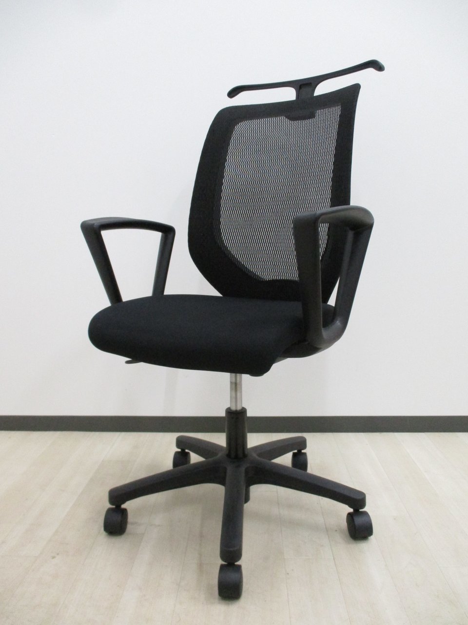 2018年製造！【現行品】イトーキ製コルトチェア（メッシュ）が入荷！4‐6名オフィスや応接用チェアにオススメ！
                        コルト 
                                    中古
            