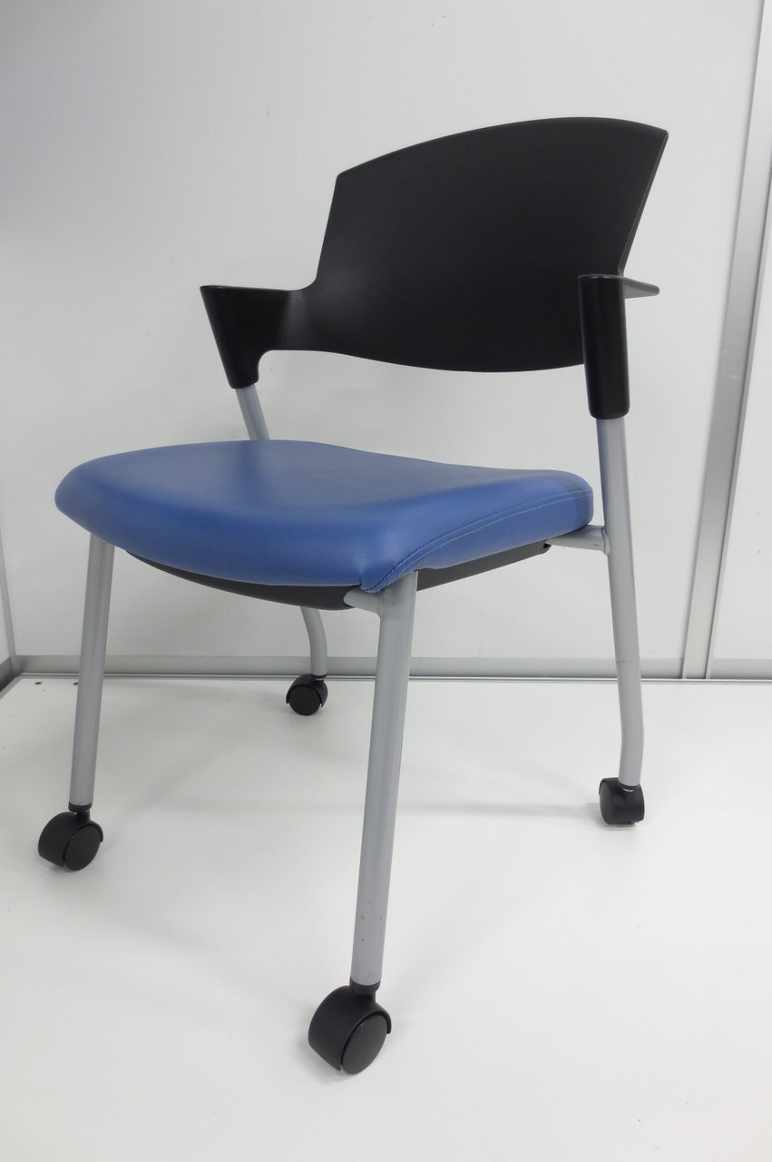 【ちょっとしたミーティングに便利】コクヨの人気シリーズ【汚れのつきにくいビニールレザー】
                        プロッティ（キャスター付） 
                                    中古
            