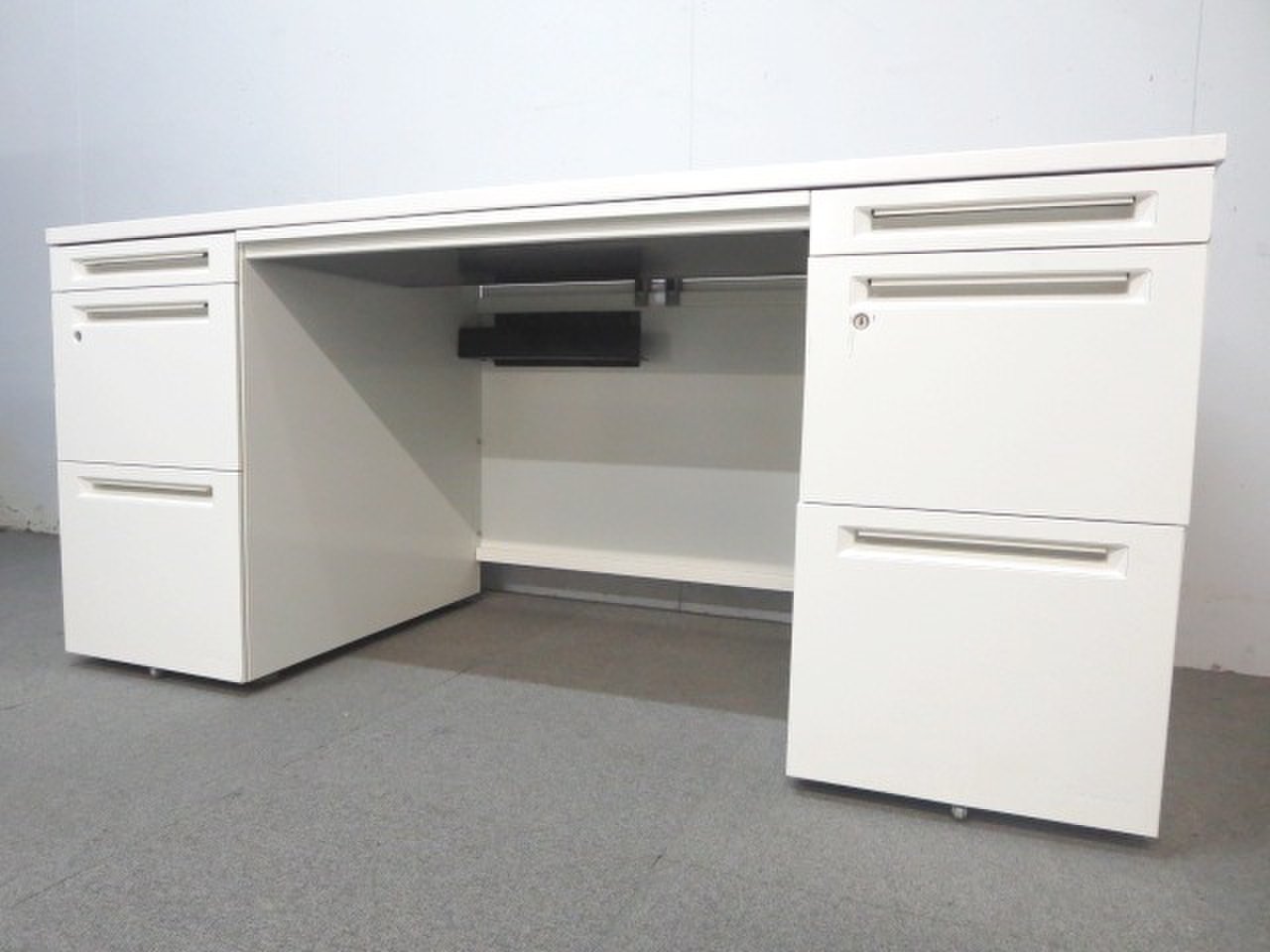 【ハイクオリティデスク入荷！】■オカムラ製　アドバンスシリーズ　■両袖机　広々と使えるW1600mmタイプ！　ホワイト
                        アドバンス 
                                    中古
            