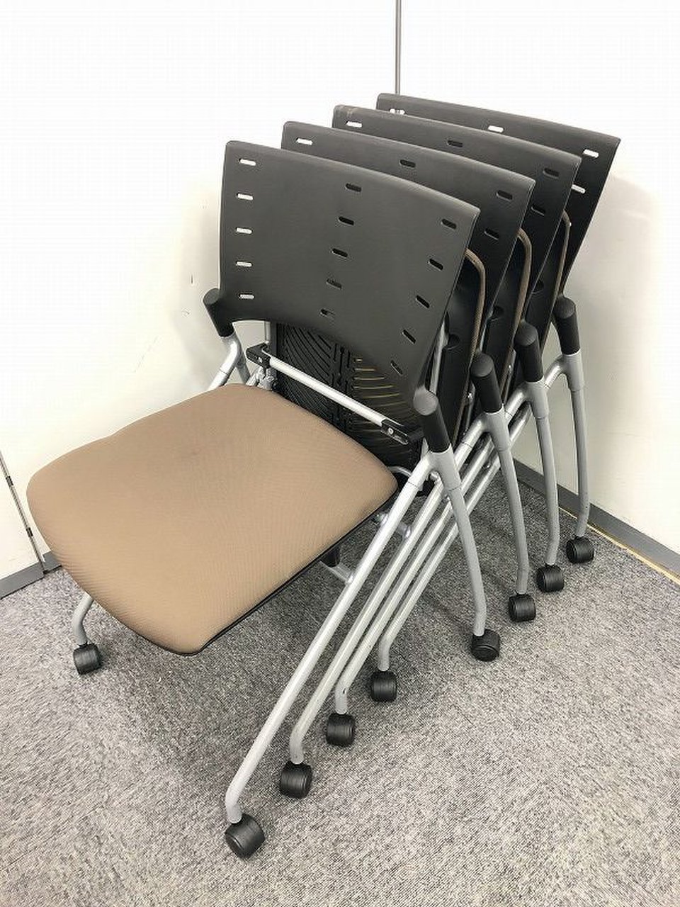 【セット商品！】こちらのセットでミーティングルームのチェアが揃ってしまいます！
                        マノス 
                                    中古
            