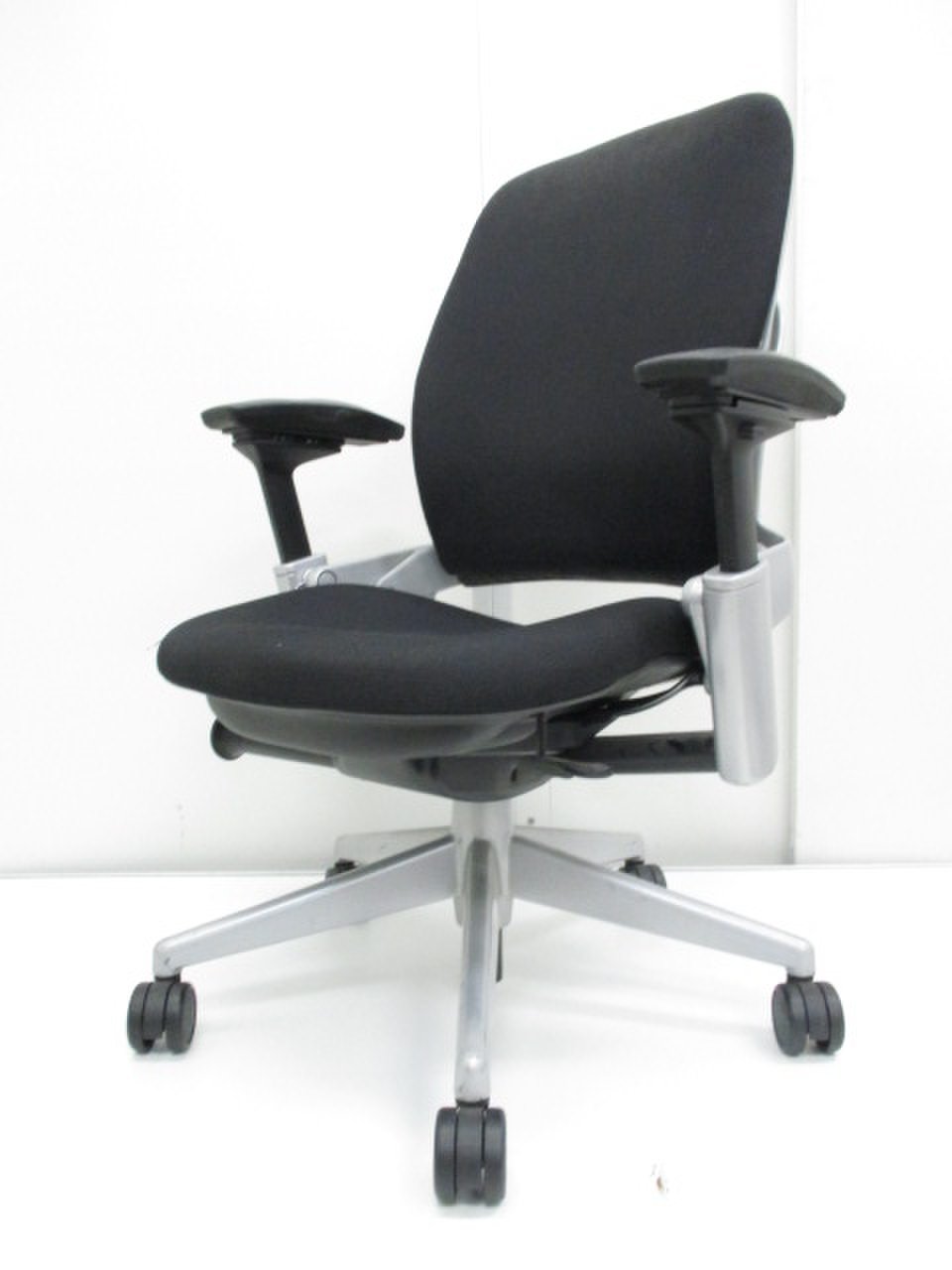 【上下昇降不可の為特価!!】人間工学の視点から誕生した、オフィスチェアです【スチールケース/リープ】
                        リープチェア（V2タイプ） 
                                    中古
            