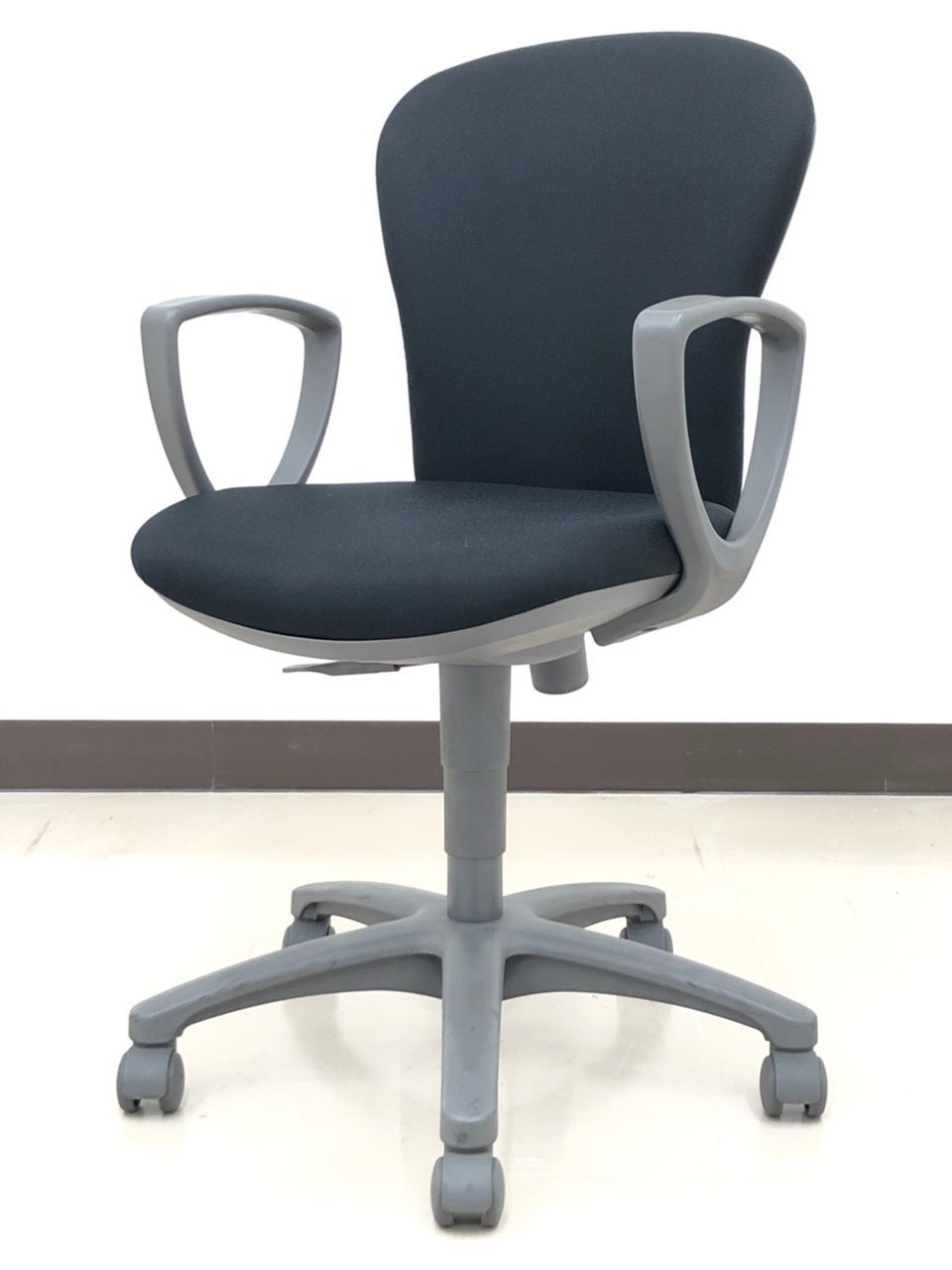 【2脚限定特価！】背もたれ高めチェア■肘掛も壊れにくい■安心コクヨ製品【RP】
                        レグノ 
                                    中古
            