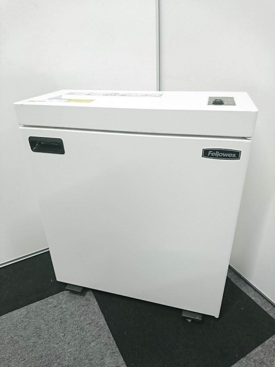 【フェローズシュレッダー】スリムな設計+静音設計でお仕事の邪魔になりません！
                        J-2310CS
                                    中古
            