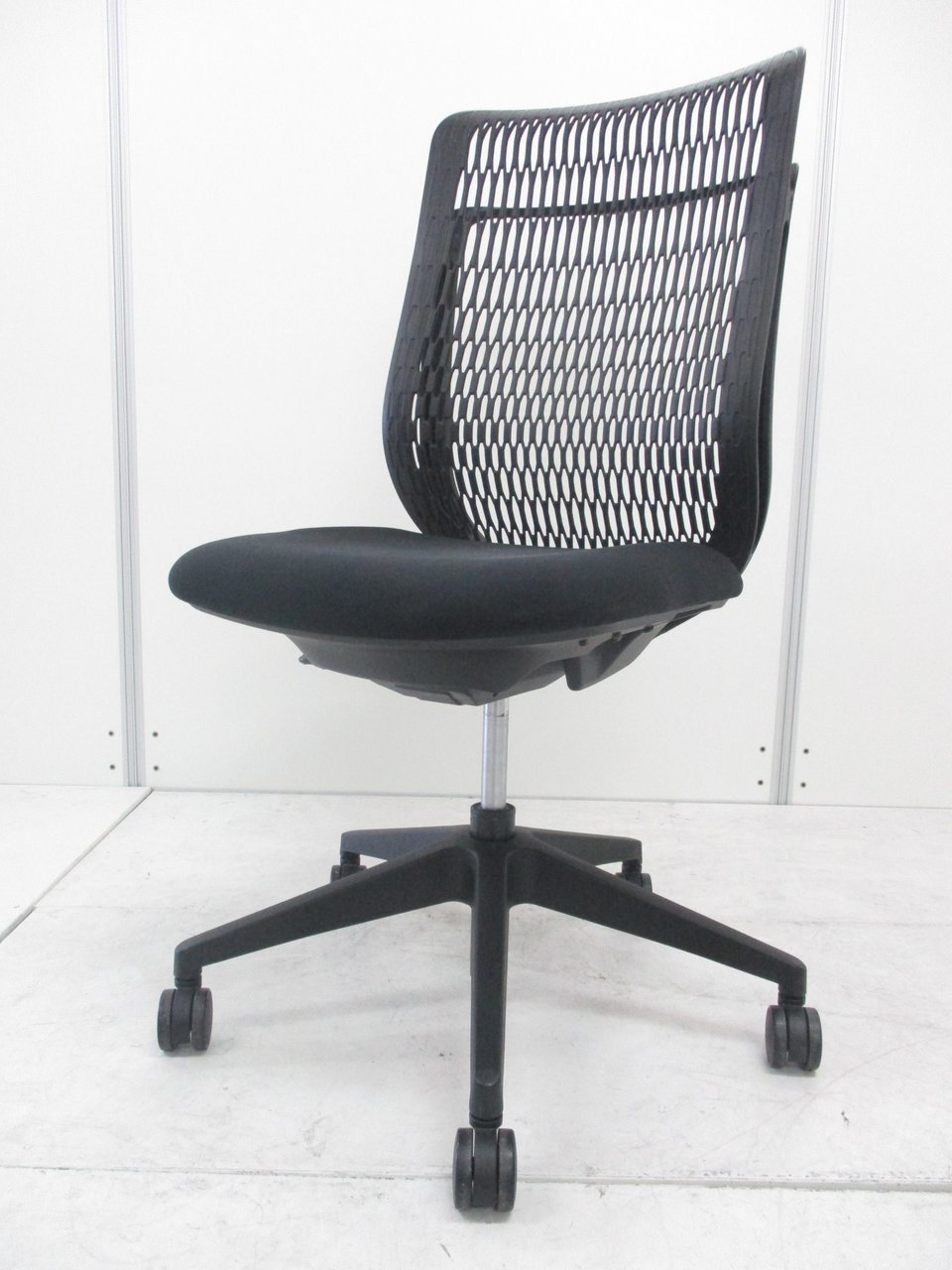 【比較的新しい2016年製】背面のデザインが素晴らしいウチダ製のチェア
                        AJ（エージェイ） 
                                    中古
            