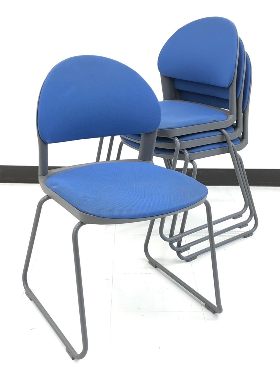 [4脚セット]収納力抜群！！コクヨ製のスタッキングチェア150シリーズ【RP】
                        １５０シリーズ 
                                    中古
            