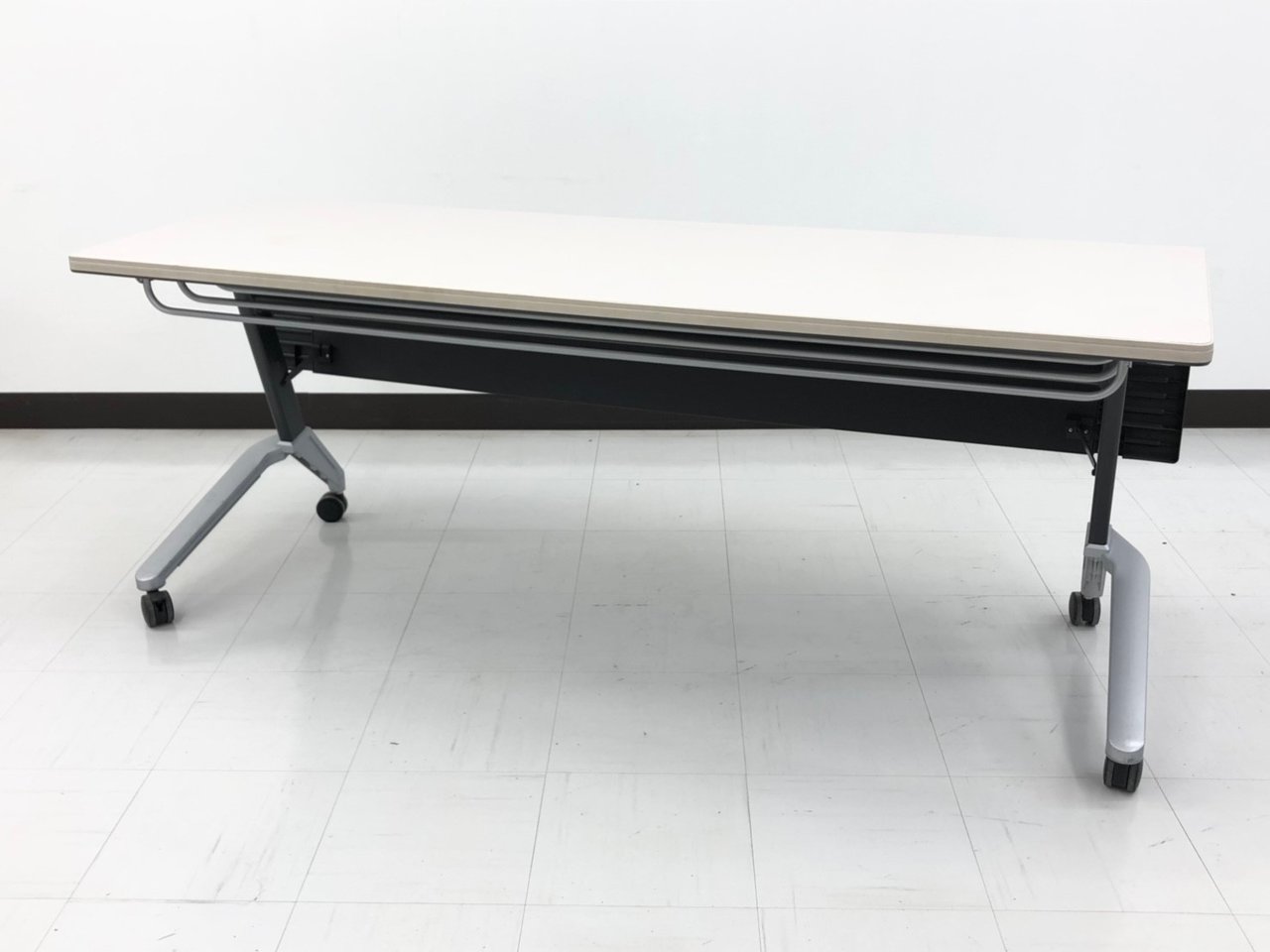 ラスト1台！入替対象品の為特別価格！折り畳みができるキャスター付きテーブルです！【J】【6】
【RP】
                        その他シリーズ
                                    中古
            