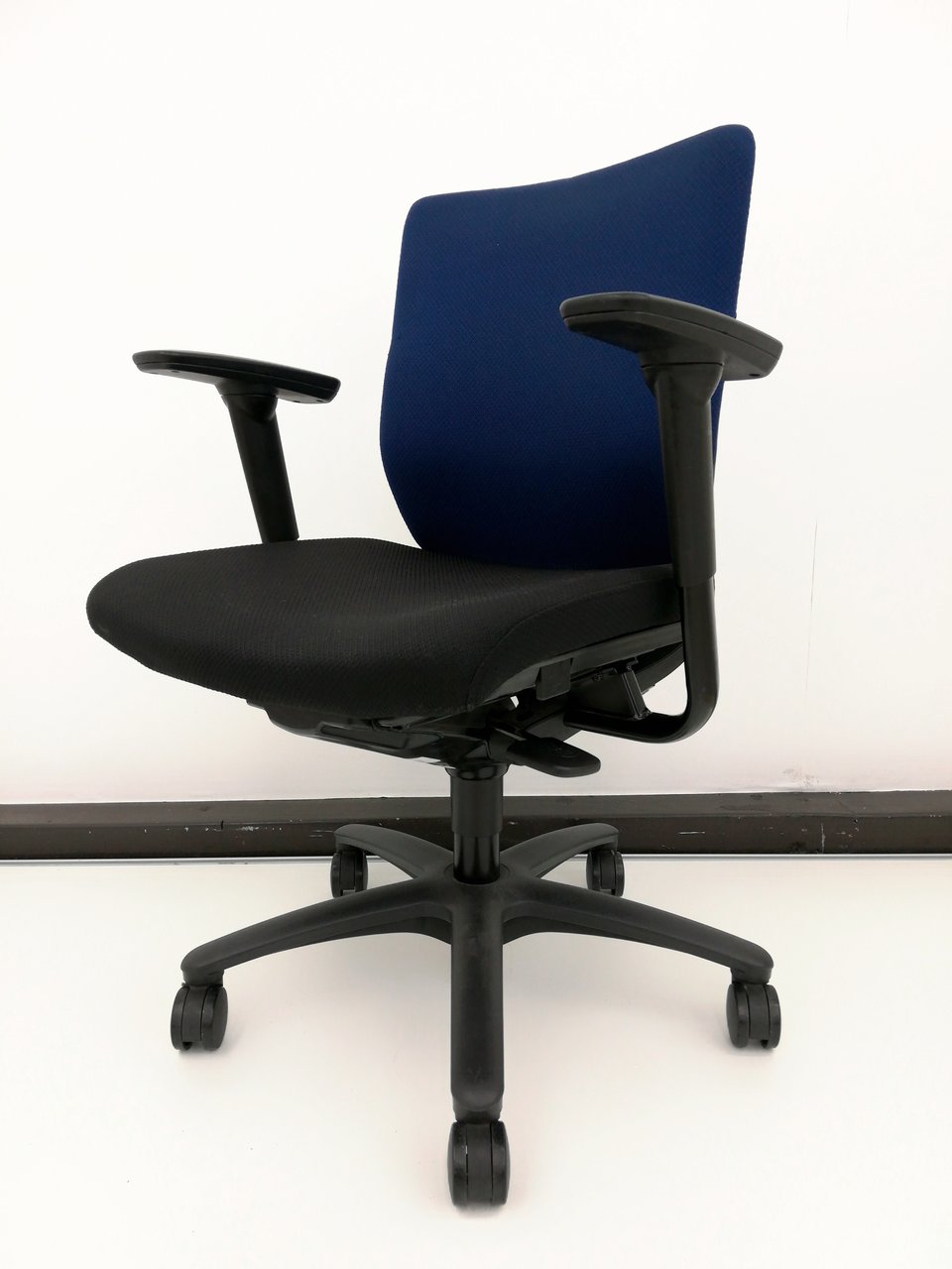 【限定1脚のみ！】事務所に合わせやすいブルーのチェアですが、リクライニング不良！入れ替えや追加購入にオススメ！
                        アドフィット 
                                    中古
            