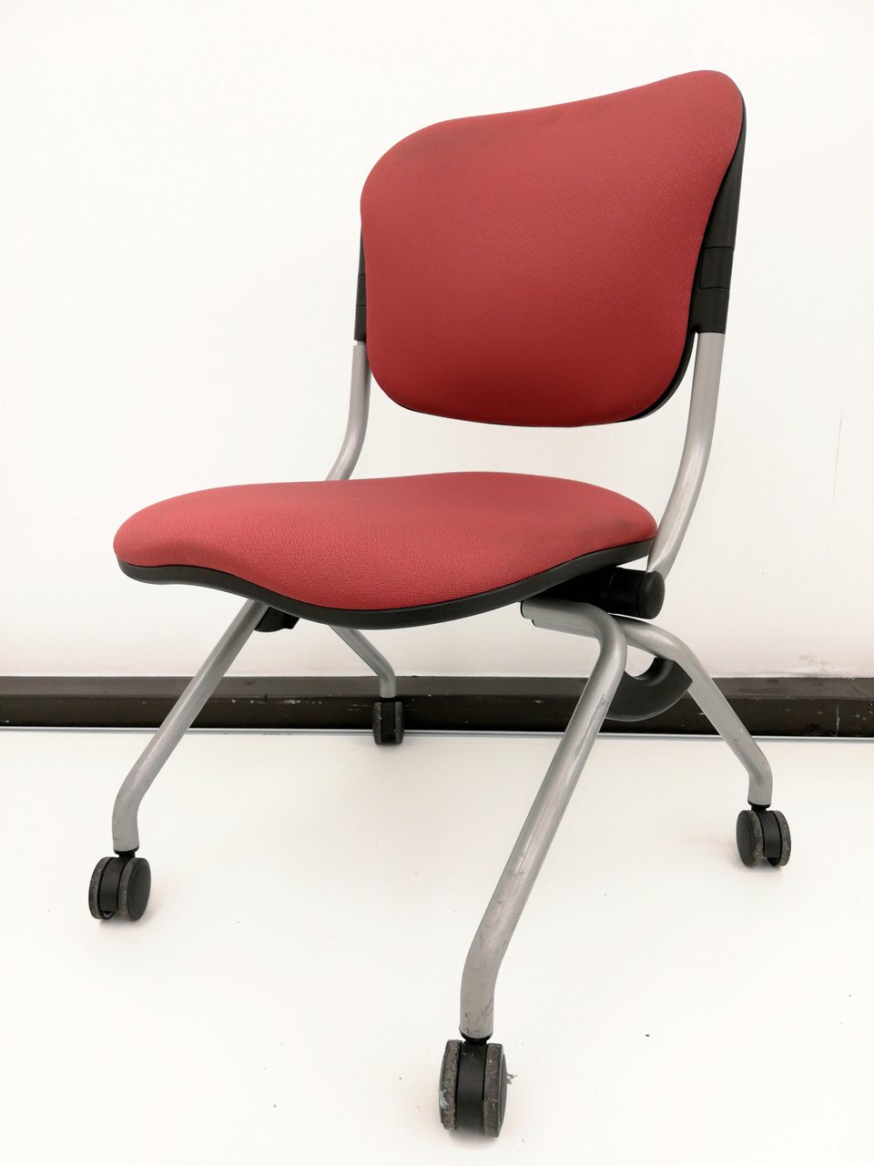 【座りやすいクッション！長時間の会議はこれで】■オカムラ製・ネスティングチェア■レッドカラー・3脚入荷
                        トーションライン 
                                    中古
            