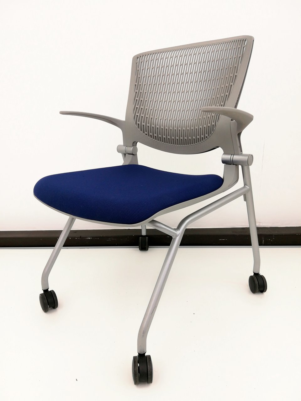 【キャスター付きで移動も簡単】■オカムラ製・グラータ（Grata）チェア　■ブルーカラー【残り2脚！】
                        グラータ 
                                    中古
            