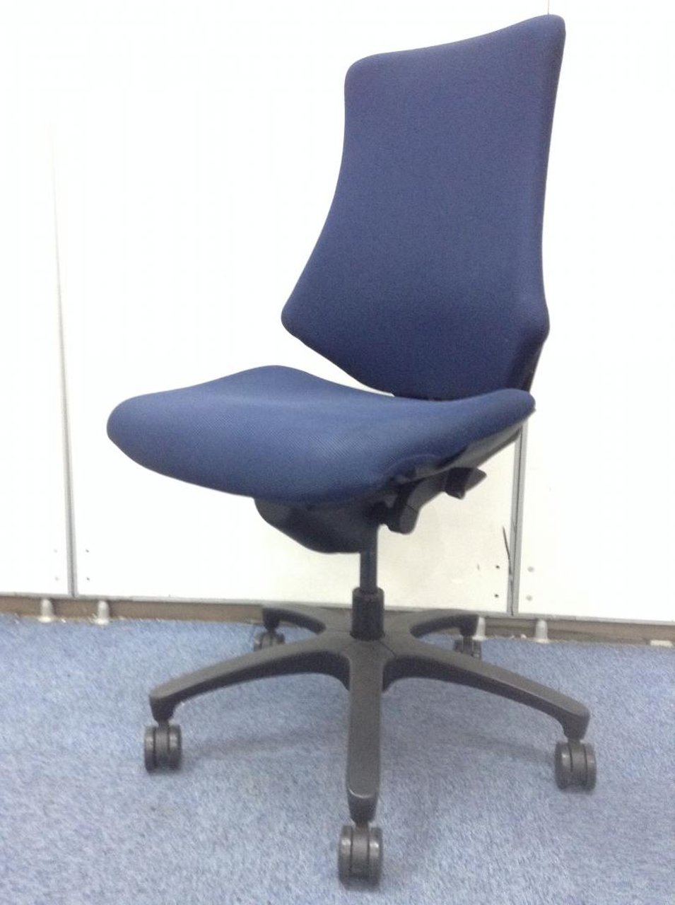 【お得】【現品限り】70％OFF　ハイパフォーマンスチェア　【商品の入れ替えの為】
                        エフ 
                                    中古
            