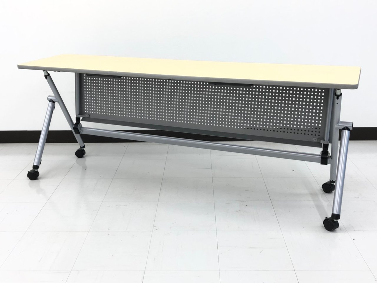 【きれいな木目！】折りたたんで収納に便利なサイドスタックを大量入荷！【RP】
                        その他シリーズ
                                    中古
            