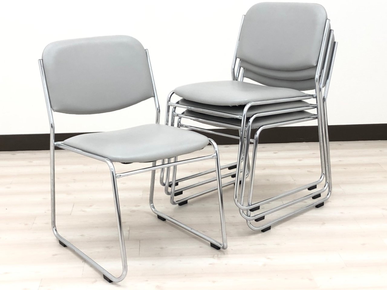 【厚めのクッションが特徴！】重ねて収納可能なミーティングチェア！シンプルなデザイン！【RP】
                        その他シリーズ
                                    中古
            