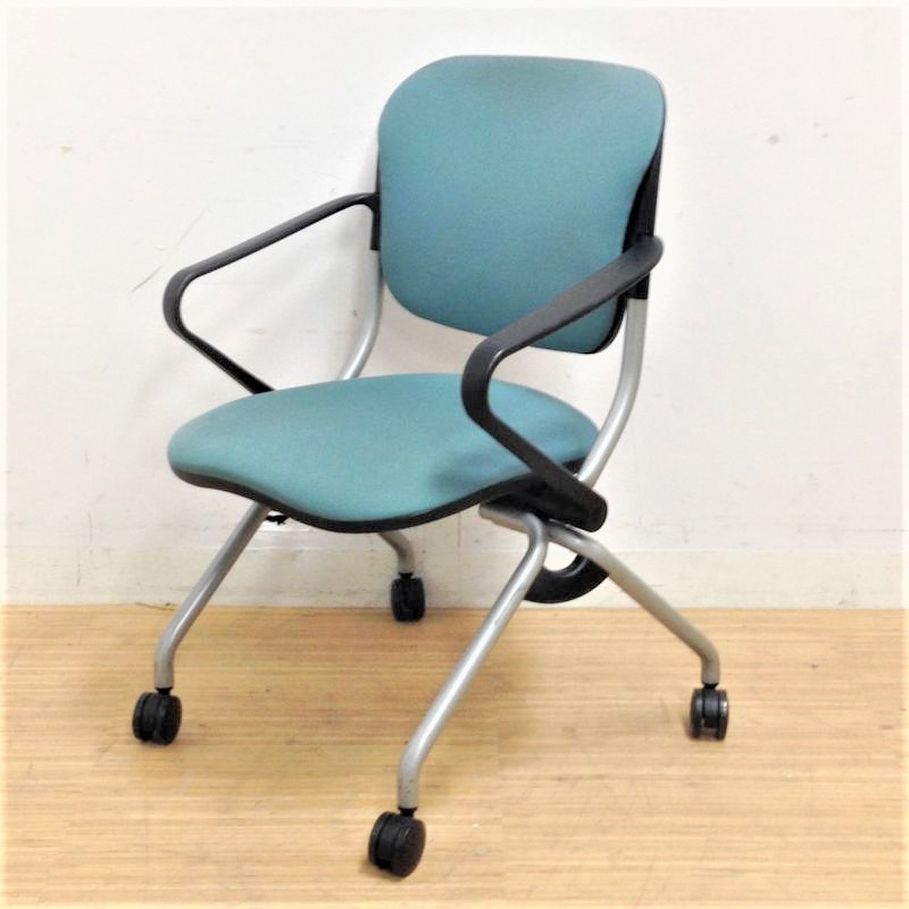 2脚のみ！肘付きの会議チェア　ネスタブルタイプ　トーション
                        トーションライン 
                                    中古
            