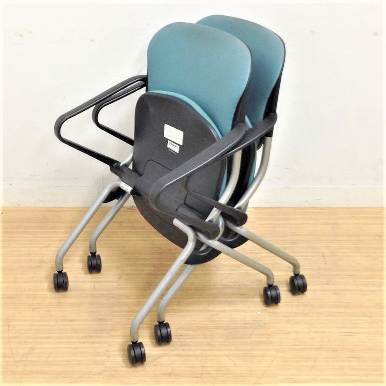 2脚のみのためセット販売！肘付きが嬉しい会議チェア
                        トーション
                                    中古
            