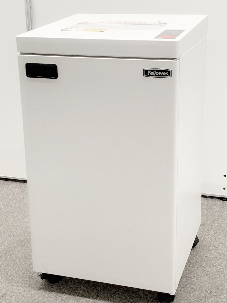 【同時細断23枚（50Hz：新品時）のパワフル機！】フェローズ製のJ-4310CFシリーズ｜スタイリッシュな見た目も人気の秘訣！
                        J-4310CF
                                    中古
            