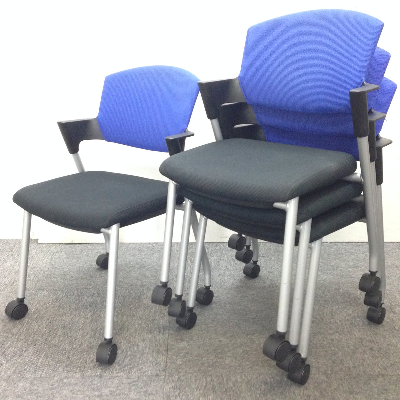 【4脚セットでお得】コクヨの人気スタッキングチェア｜プロッティチェアのブルー座面・ブラックシェル！【１セット限定】
                        プロッティ（キャスター付） 
                                    中古
            