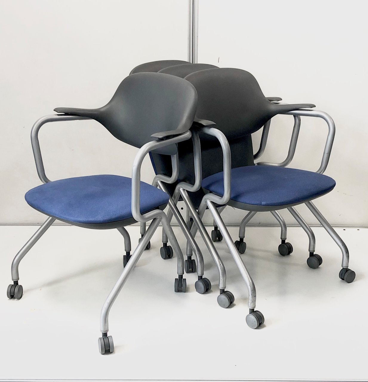 【４脚セット】【移動ラクラク】【省スペース】会議用などに使えるネスティングチェアが入荷いたしました。
                        その他シリーズ
                                    中古
            