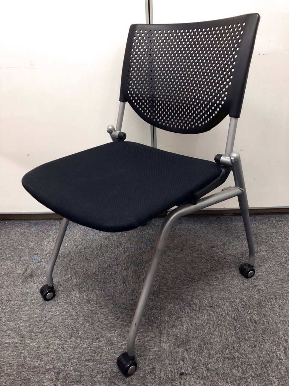 ブラックのお洒落なチェア｜会議室や研修室利用くださいませ。
                        プロスタック 
                                    中古
            