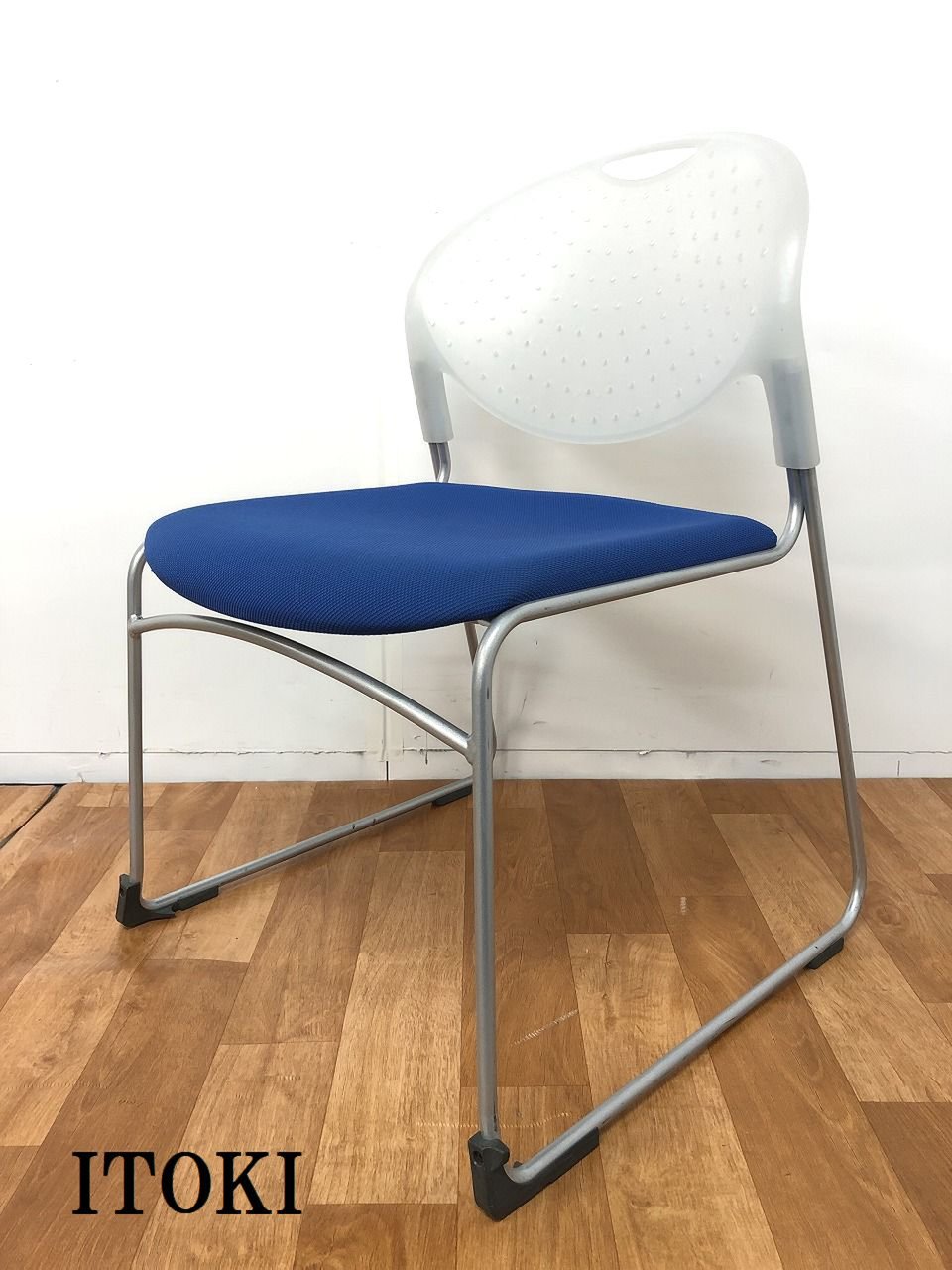 【清潔感あるブルー鮮やかなクッションの座り心地も快適なスタッキングチェアの入荷です！！】
                        クリケット 
                                    中古
            