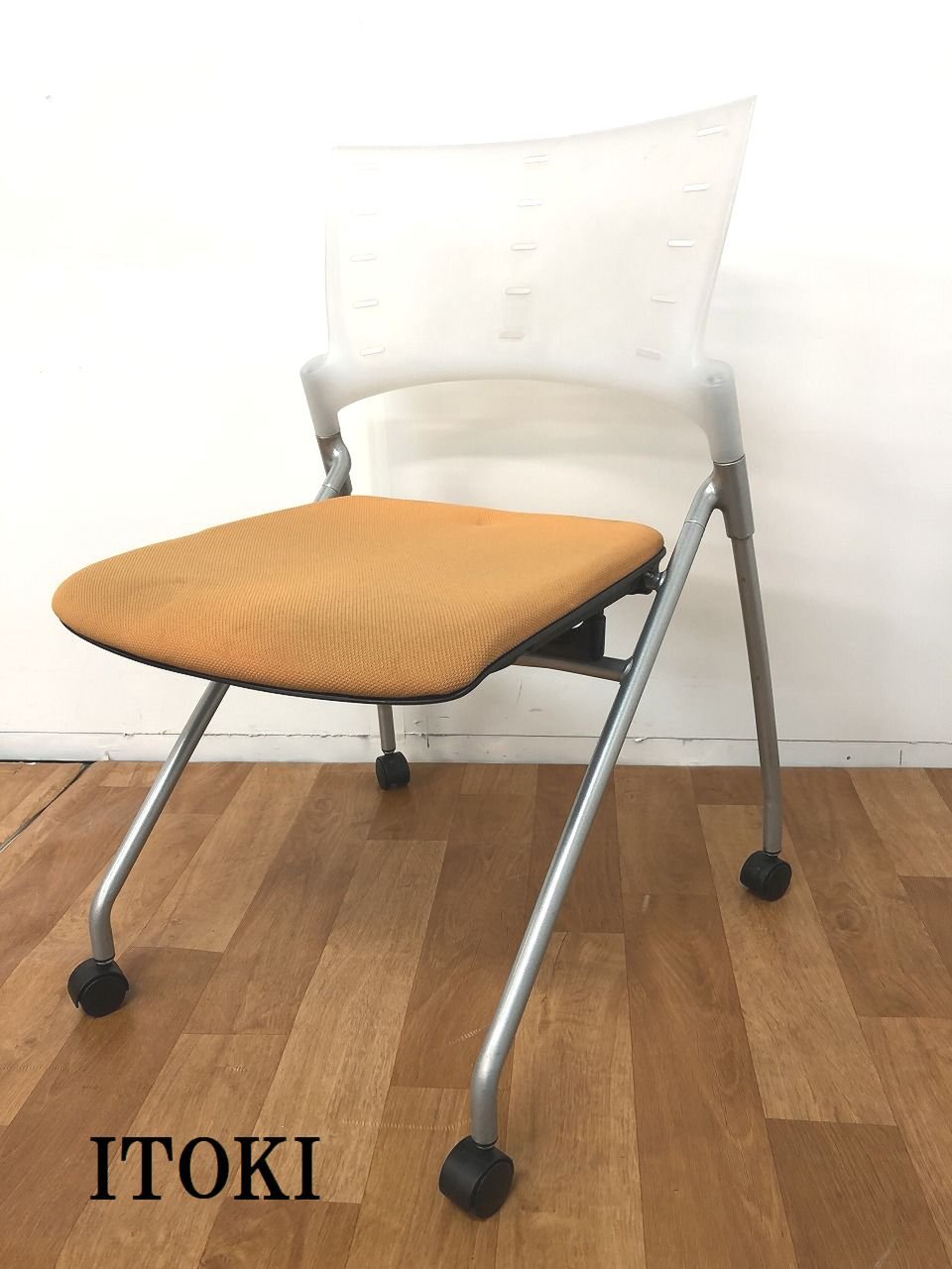 【オフィスを明るくするオレンジカラーの快適ネスティングチェアの入荷です！！】
                        マノス 
                                    中古
            