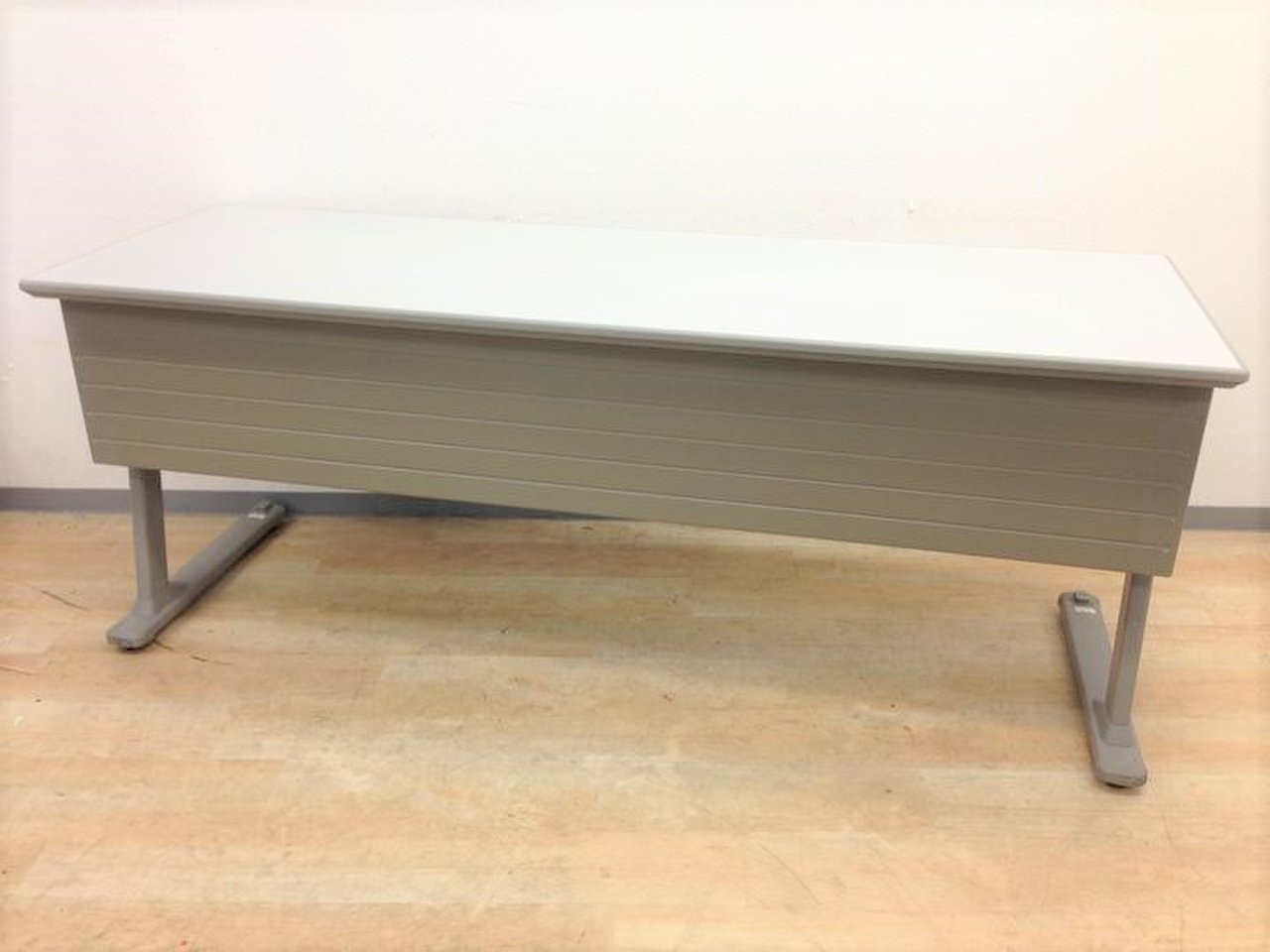 【奥行き600㎜で広く使える】キャスター付きで移動も簡単！収納しやすいオカムラ製サイドスタックテーブル【キャスターはロック機能付き】
                        サイドテーブルL 
                                    中古
            