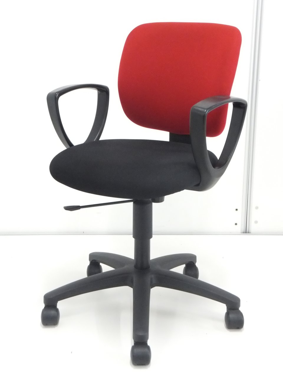 【コンパクトでコストを追求するならこちら！】■コクヨ製・イーザ（EAZA）チェア　■レッドカラー
                        イーザ 
                                    中古
            