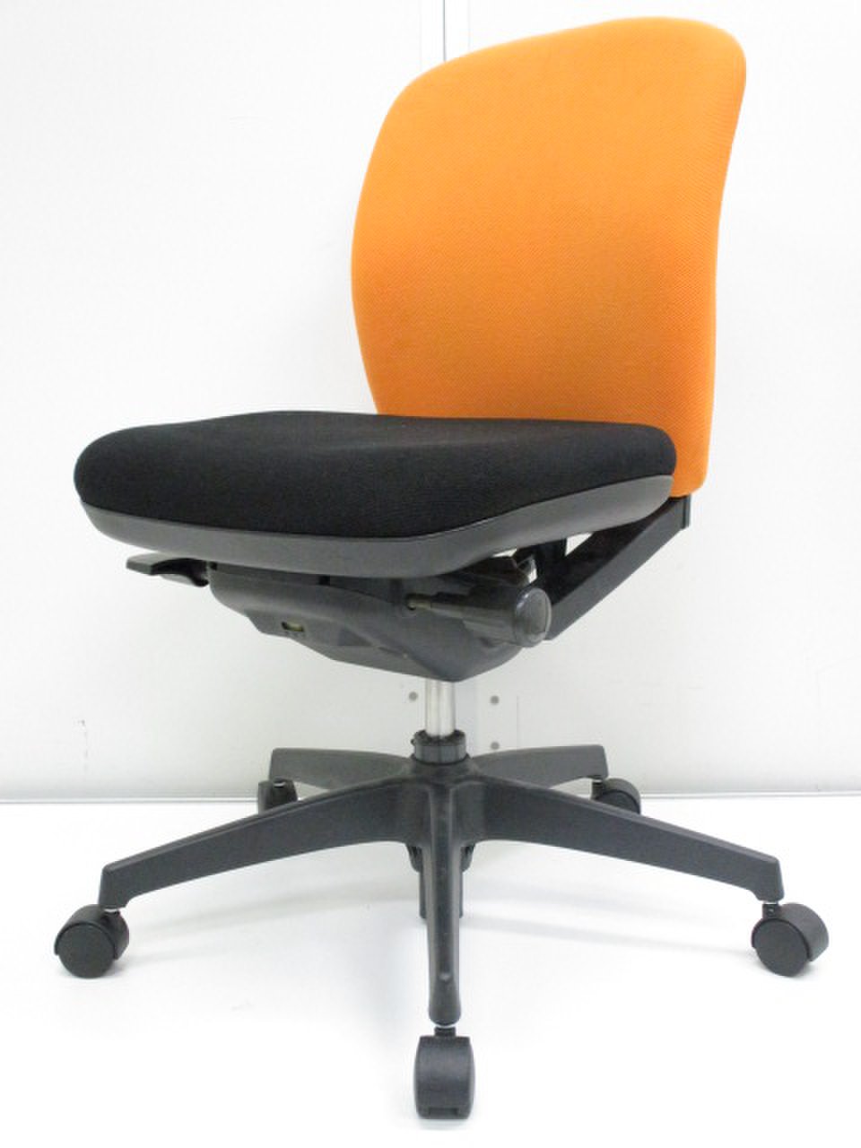 【オフィスを明るく！】ローコストチェアをお探しの方必見！オフィスを鮮やかに彩るオレンジでやる気MAX！
                        shellmo
                                    中古
            