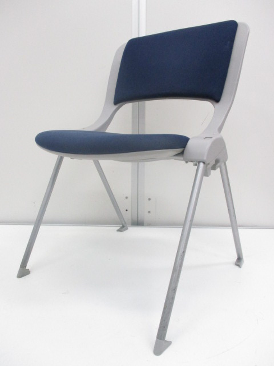 【休憩室などで使える!!】シンプルで使いやすいデザインのミーティングチェア
                        MX-40シリーズ  
                                    中古
            