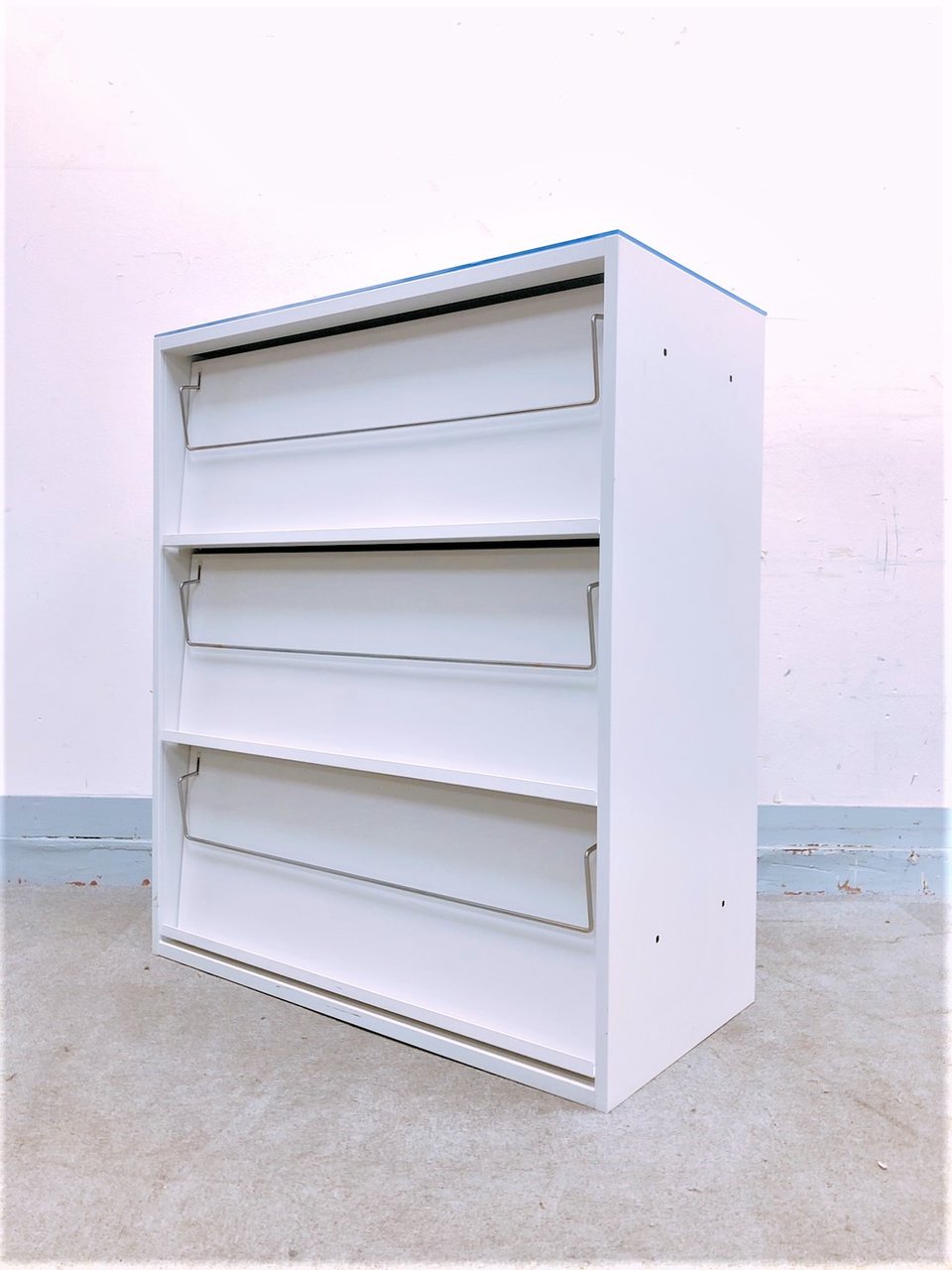 【KS】【これは珍しい！】雑誌、カタログの収納用に！青色の天板付きで小物も置けます！
                        IC 
                                    中古
            