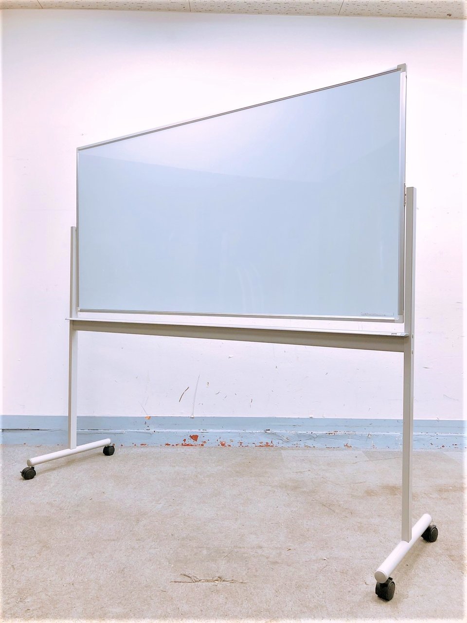 【KS】【オフィスの必需品！】大きな会議室におすすめ！【傷、部材欠けありのため特価】
                        その他シリーズ
                                    中古
            