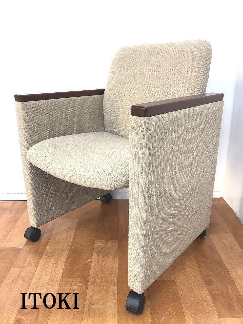 【応接用にバツグンなアームチェアが入荷しました！！】
                        その他シリーズ
                                    中古
            