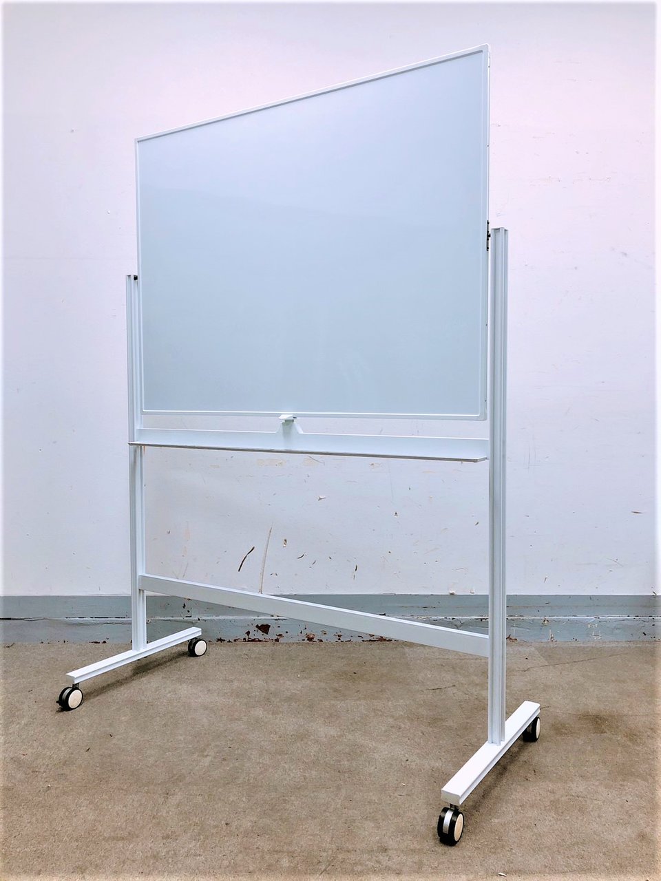 【KS】【限定入荷！】コンパクト、1200mmのホワイトボード！キャスター付きで移動らくらく！
                        その他シリーズ
                                    中古
            