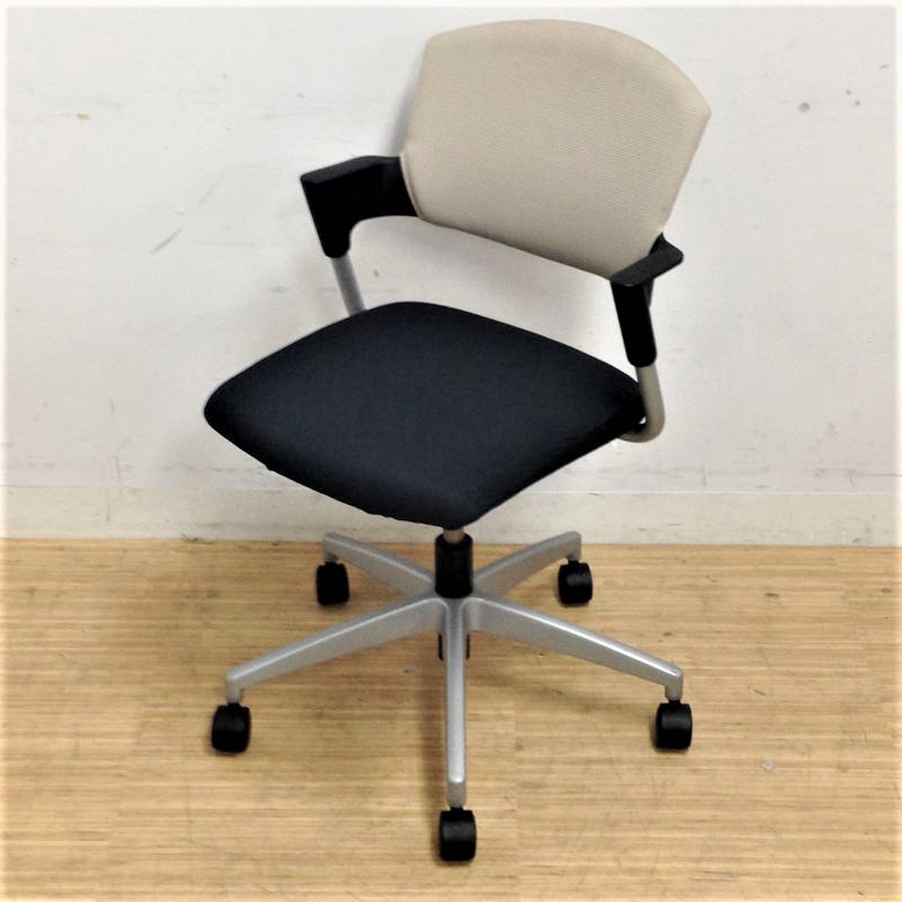 5本脚｜上下昇降機能付きの会議チェア　ちょこっと出た肘掛けが便利　コクヨ　プロッティ
                        プロッティ（キャスター付） 
                                    中古
            