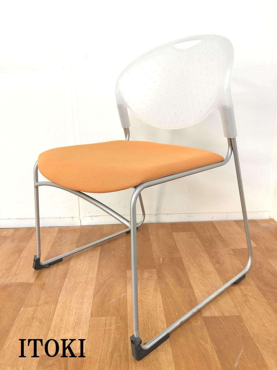 【明るい雰囲気になるオレンジカラーのスタッキングチェアの入荷です！！】
                        クリケット 
                                    中古
            