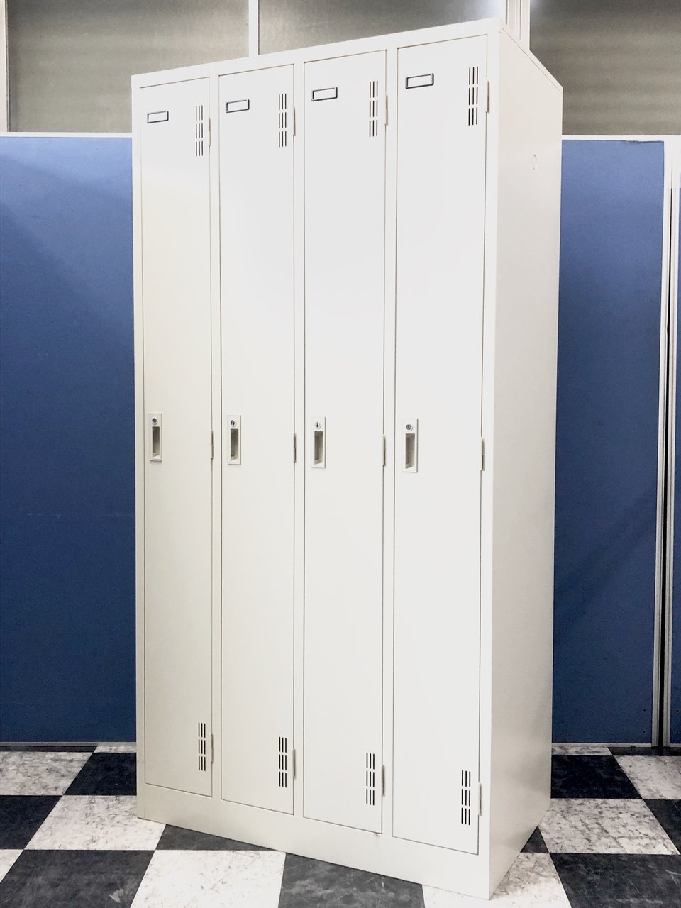 【定番4人用ロッカー】ライオン製　グレーカラー　シリンダー式安全性で防犯性も◎
                        その他シリーズ
                                    中古
            