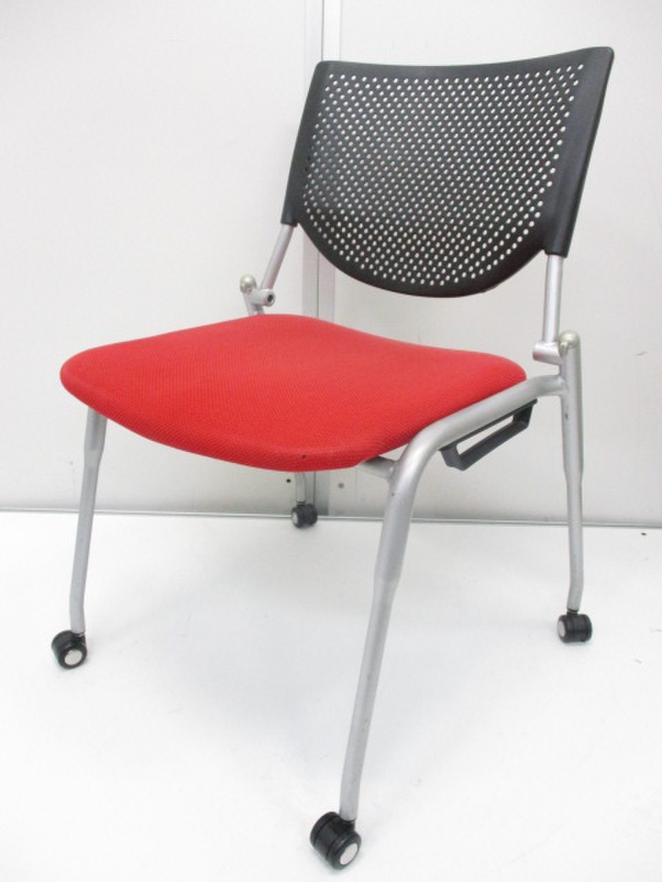 【会議室や休憩室に最適!】
人気のレッドカラーのオカムラ製チェア
                        プロスタック 
                                    中古
            