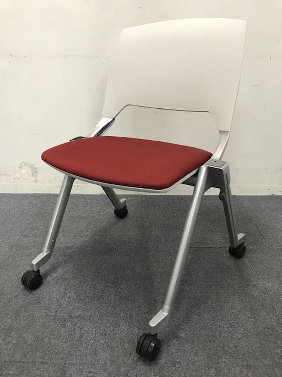 【9月納品までの限定価格】【2脚入荷】会議用チェア｜ネスティングも可能です。｜内田洋行製 中古家具　リサイクル
                        FM-320 
                                    中古
            