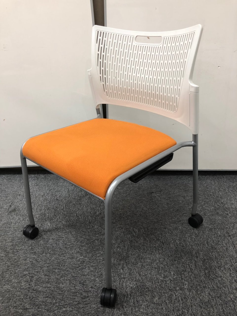 【お得】【2脚限定】50％OFF　ホワイト+オレンジ【商品入れ替えの為】
                        その他
                                    中古
            